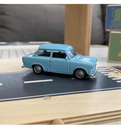 Voiture Trabant 601 bleue