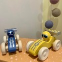 Voiture de course en bois jaune
