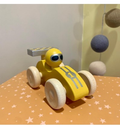 Voiture de course en bois jaune