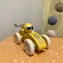Voiture de course en bois jaune