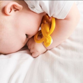 Anneau de dentition Singe Jaune - Matchstick Monkey 2